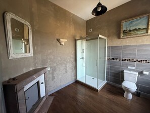 Habitación doble familiar | Baño | Regadera, secadora de cabello, toallas, shampoo 