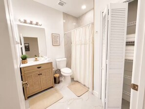 Bathroom - Modern Disney Escape / Stylish 3BR Condo / Sleeps 8 (Kissimmee)