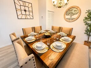 Dining - Modern Disney Escape / Stylish 3BR Condo / Sleeps 8 (Kissimmee)