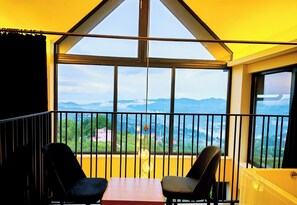 Villa superior, vista al jardín | Interior