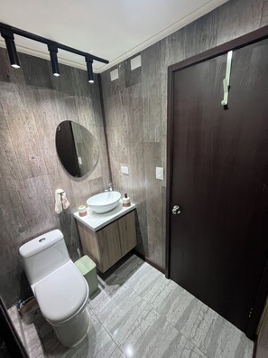 Secadora de cabello, toallas, jabón, papel de baño 