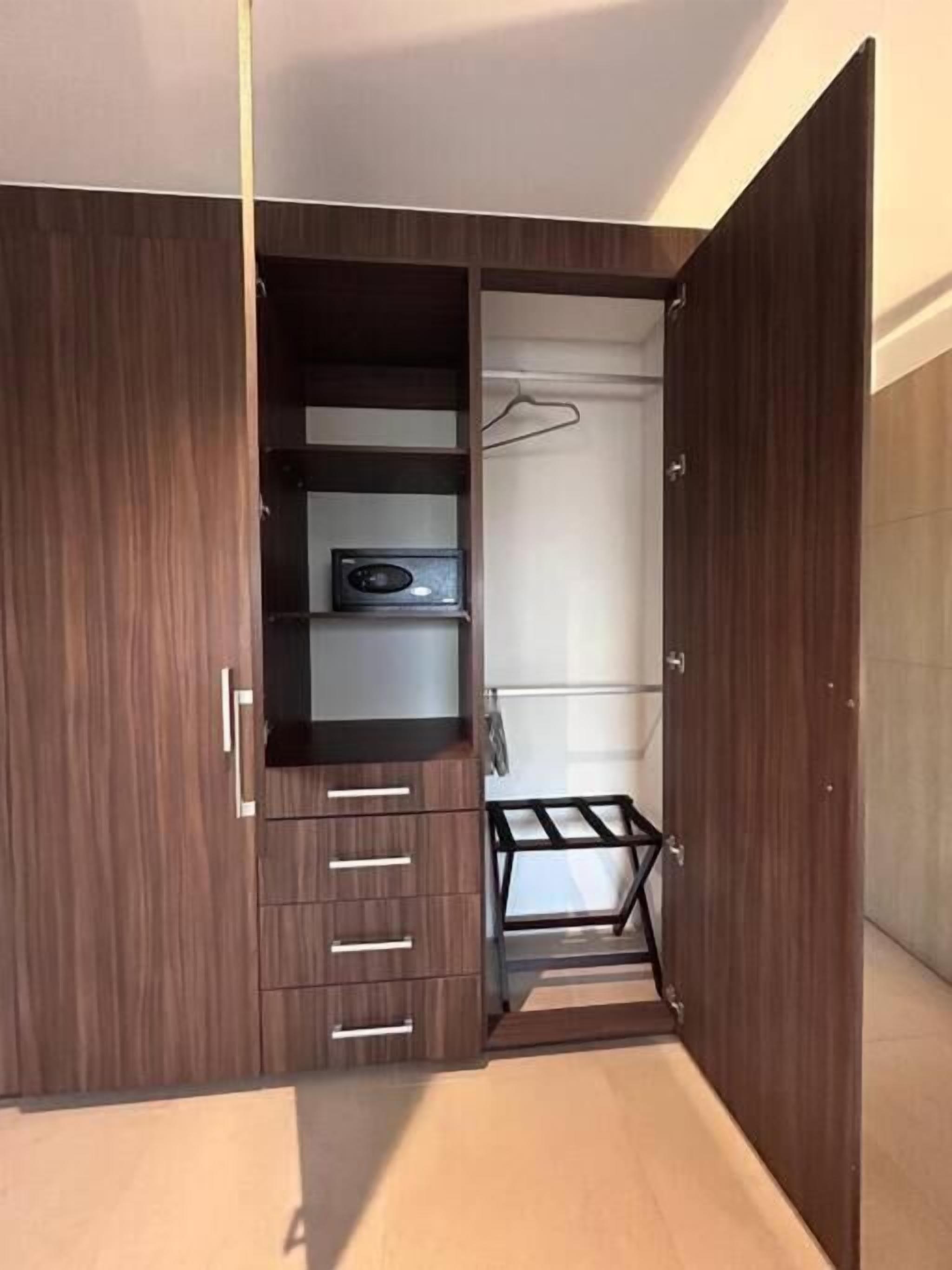 Deluxe Apartment, Balcony, Beach View | Interior
