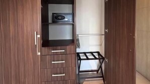 Ein begehbarer Kleiderschrank mit Kleiderstange, Regalen und Schubladen.