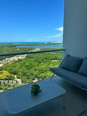 Apartamento Deluxe, balcón, vistas a la playa | Jardines del alojamiento