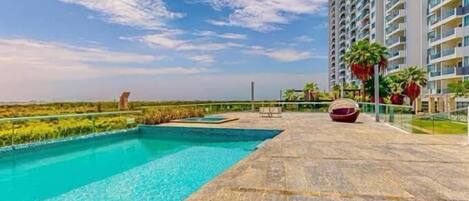 Hồ bơi ngoài trời