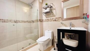Deluxe Apartment, Balcony, Beach View | Bathroom