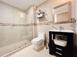 Deluxe Apartment, Balcony, Beach View | Bathroom - Cancun Bella Vista Apartment (Cancún)