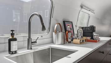 Cafetera y tetera, refrigerador, microondas y tostadora
