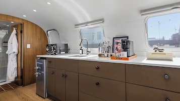 Cafetera y tetera, refrigerador, microondas y tostadora