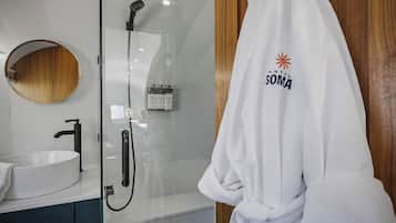 Regadera, secadora de cabello, toallas, jabón