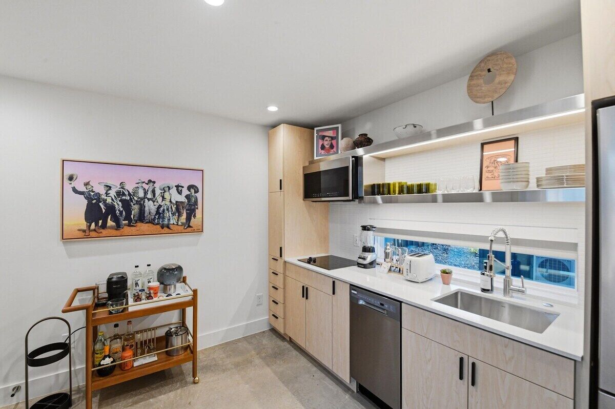 Coffee/tea maker, fridge, dishwasher, toaster