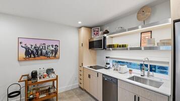 Coffee/tea maker, fridge, dishwasher, toaster