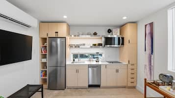 Wasserkocher mit Kaffee-/Teezubehör, Kühlschrank, Mikrowelle, Herdplatte