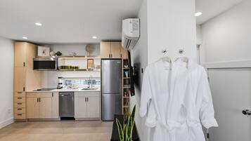 Wasserkocher mit Kaffee-/Teezubehör, Kühlschrank, Mikrowelle, Herdplatte