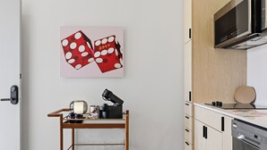 Una cucina con mobili in legno, un forno a microonde e una macchina del caffè su un carrello di legno.