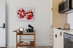 Wasserkocher mit Kaffee-/Teezubehör, Kühlschrank, Geschirrspüler