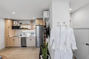 Wasserkocher mit Kaffee-/Teezubehör, Kühlschrank, Mikrowelle, Herdplatte