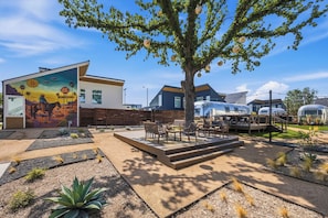 Outdoor dining - Stylish King casita, minutes to Sundance Square (Fort Worth)