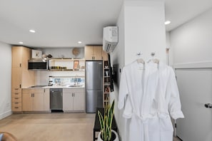 Eine moderne Küche mit integrierten Geräten, einem Geschirrspüler und einem Kühlschrank.