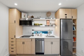 Wasserkocher mit Kaffee-/Teezubehör, Kühlschrank, Mikrowelle
