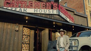 A building with a sign reading 'CATTLEMEN'S CATTLE HOUSE STEAK HOUSE.' - Hideaway Designer Casita, Minutes to Downtown & TCU (Fort Worth)