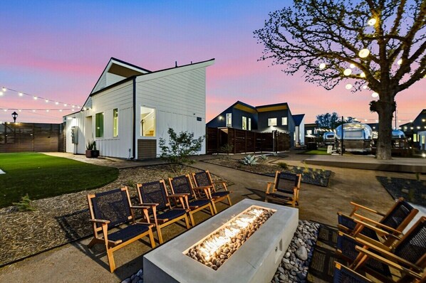 A modern house with a fire pit and outdoor seating. - King casita + parking, near Cultural District (Fort Worth)