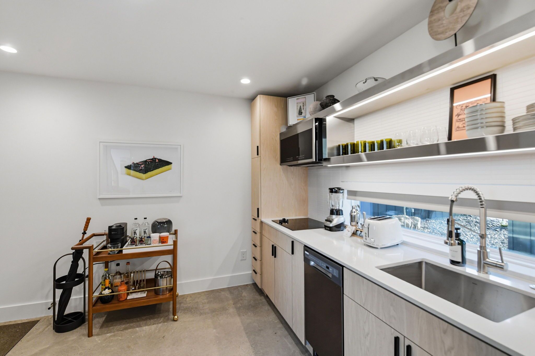 Coffee/tea maker, fridge, microwave, dishwasher
