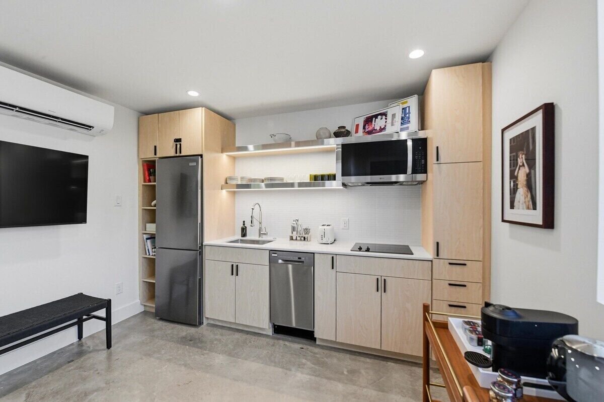 Coffee/tea maker, fridge, microwave, dishwasher
