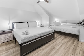 Room - The Social House - 7BR, Hot Tub & Pool Table (Indianapolis)