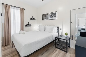 7 bedrooms, iron/ironing board, WiFi, bed sheets - The Social House - 7BR, Hot Tub & Pool Table (Indianapolis)