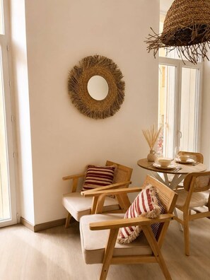 Interior - Air-conditioned studio in Bali with a balcony overlooking the ancient theater (Orange)