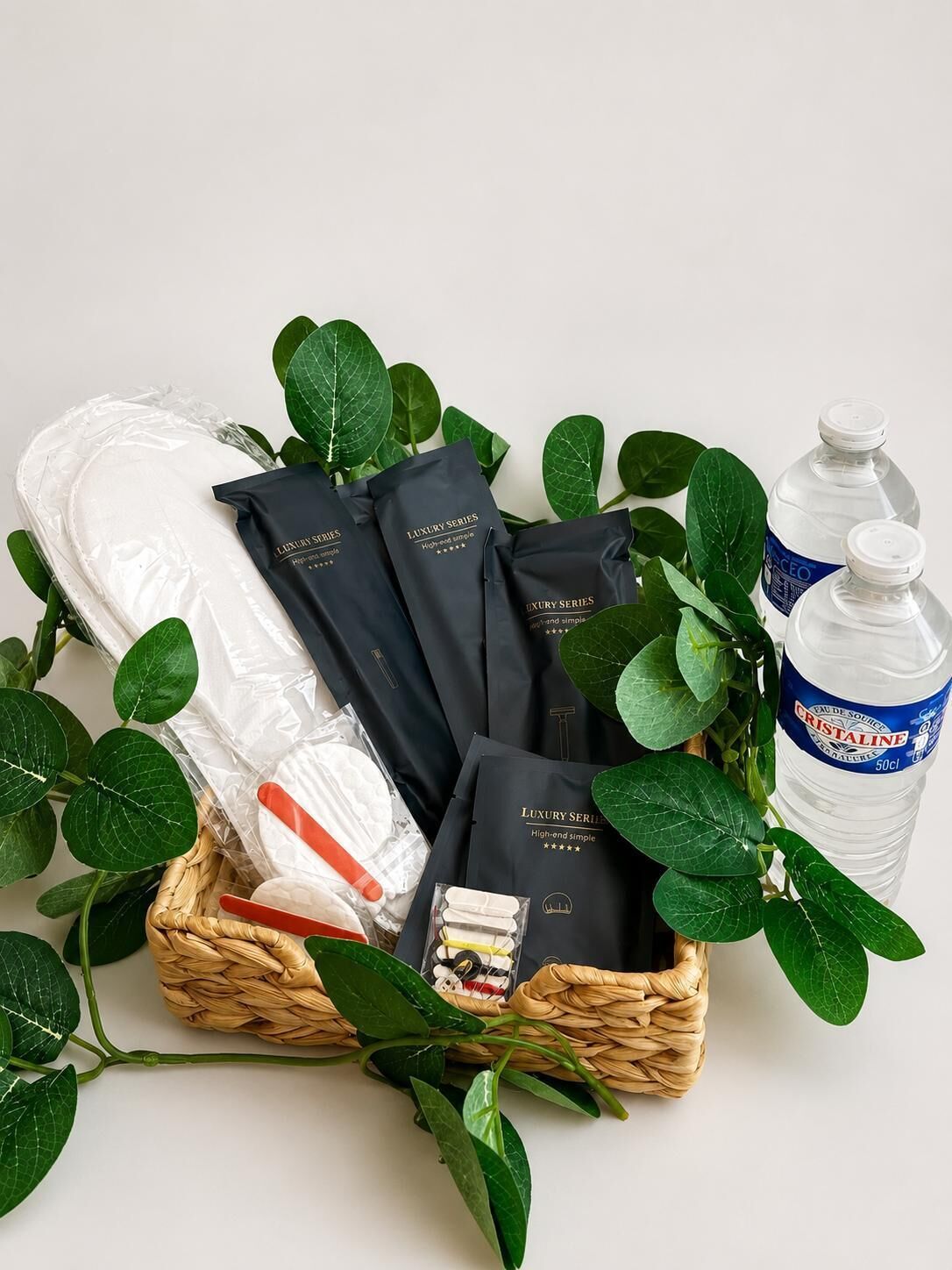 Ein Geschenkset mit Pflegeprodukten, darunter eine Zahnbürste, Zahnpasta und eine Wasserflasche.