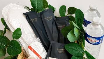 Ein Geschenkset mit Pflegeprodukten, darunter eine Zahnbürste, Zahnpasta und eine Wasserflasche.