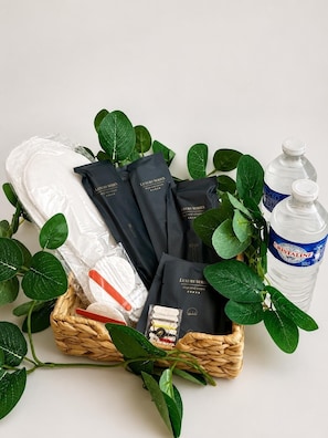 Ein Geschenkset mit Pflegeprodukten, darunter eine Zahnbürste, Zahnpasta und eine Wasserflasche.