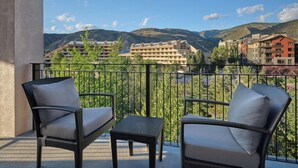 A balcony with wicker furniture and a view of a mountainous landscape. - 2 Bedroom Villa Westin Riverfront Mountain Resort (Avon)
