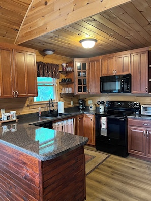 Private kitchen - 3-bedroom cabin in perfect Sinclair easy access to ATV & snowmobile trails (Sinclair)