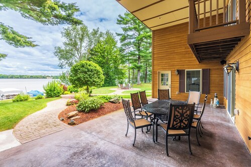The Lake House on DuBay - Family-Friendly Retreat