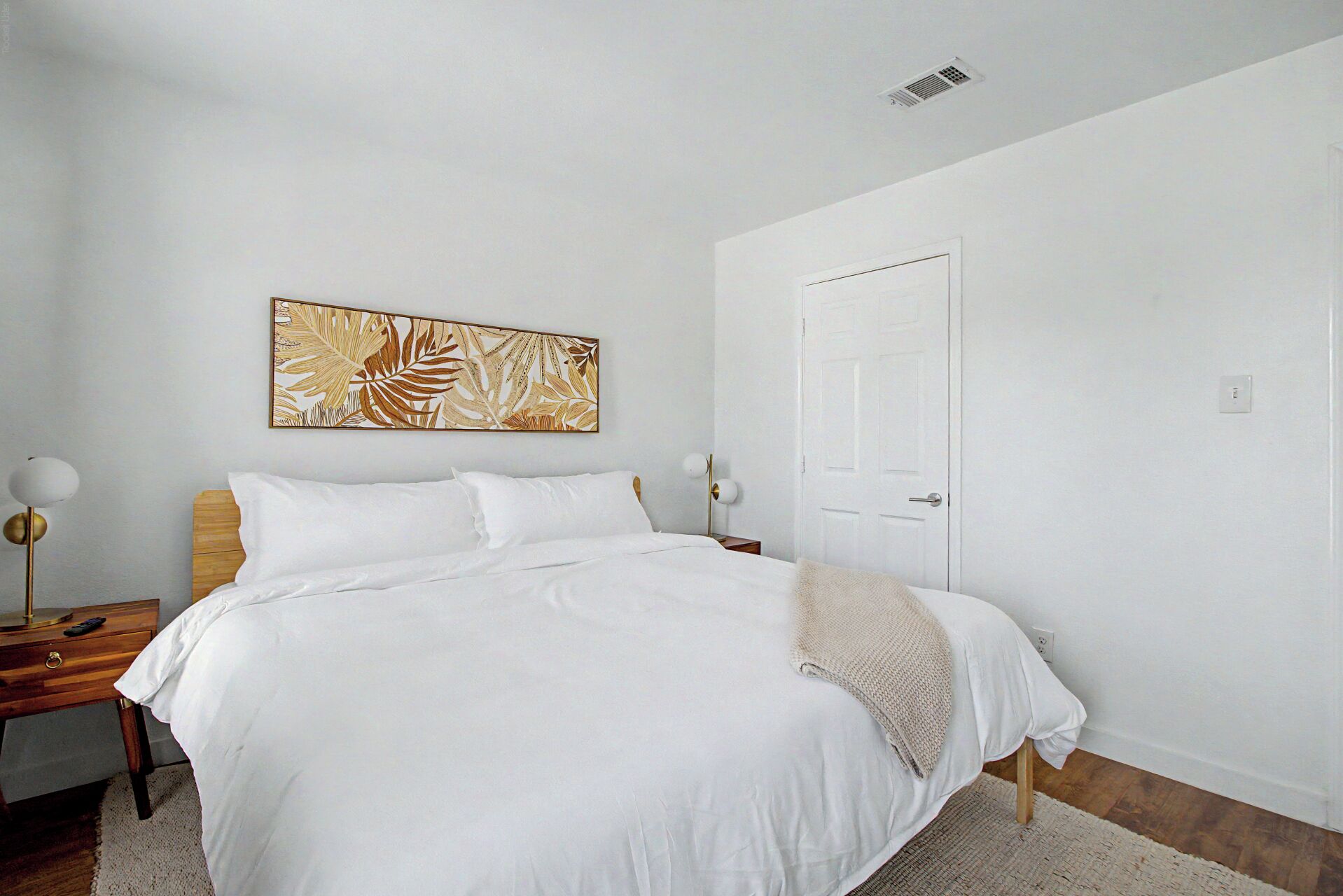 4 bedrooms, desk, iron/ironing board, travel crib