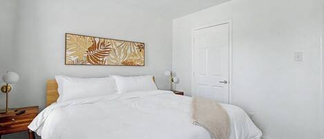 4 chambres, bureau, fer et planche à repasser, lit de bébé portatif