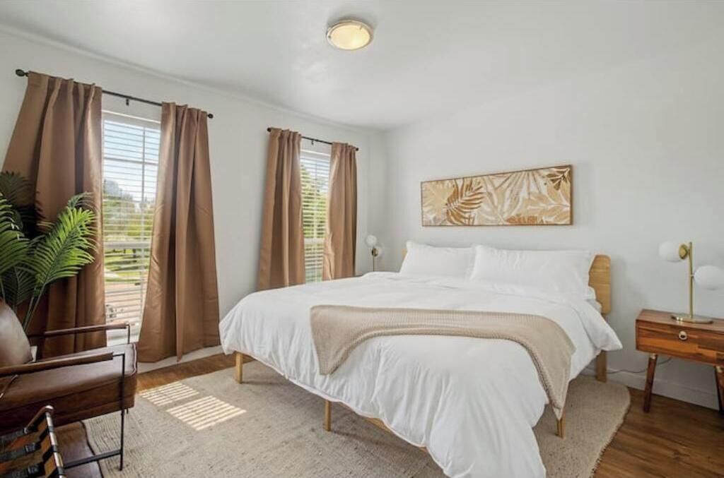 4 bedrooms, desk, iron/ironing board, travel crib
