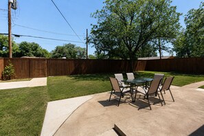 Outdoor dining - Lubbock Getaway for Groups - Pool Table - Near TTU (Lubbock)