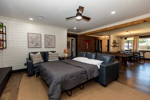 Iron/ironing board, WiFi, bed sheets - Lubbock Getaway for Groups - Pool Table - Near TTU (Lubbock)