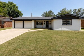 Exterior - Lubbock Getaway for Groups - Pool Table - Near TTU (Lubbock)