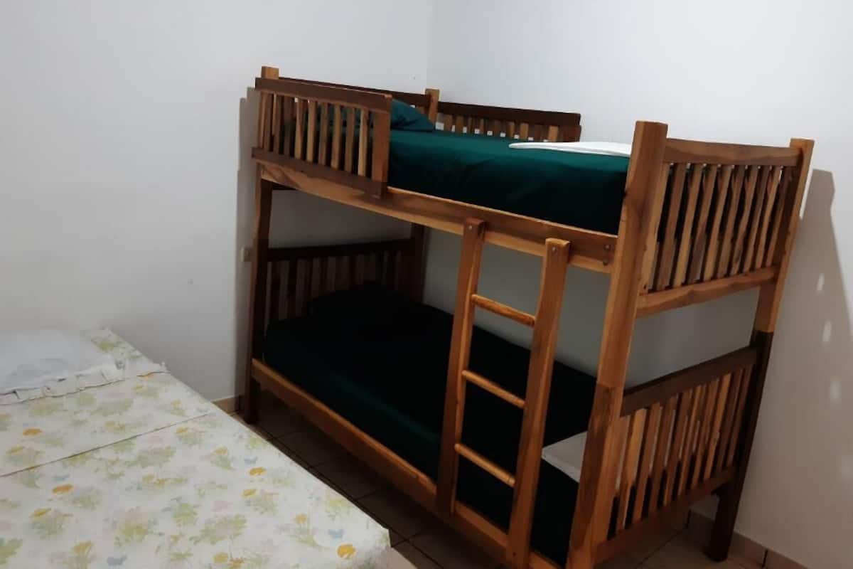 Quarto quádruplo básico, varanda, vista para o jardim