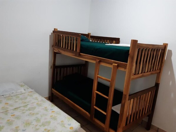 Quarto quádruplo básico, varanda, vista para o jardim