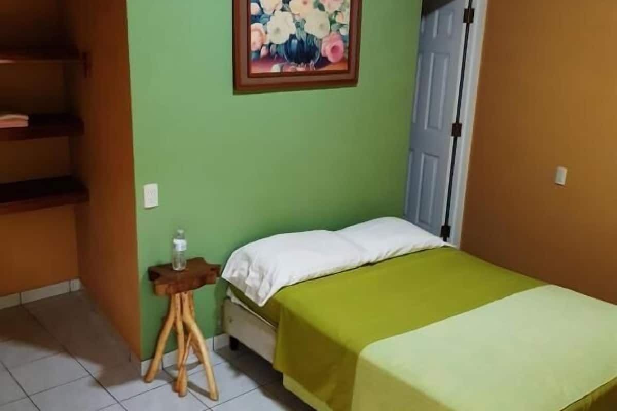 Quarto casal básico, vista para o jardim