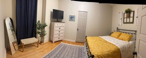 Room - Charming Coastal Cottage 2BR 2nd Floor, UNIT 2 @ The Weaver House Guest Suites. (Utica)