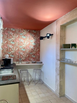 Stovetop, cookware/dishes/utensils, dining table - San Giuseppe 9 Terrazza Suite (SIRACUSA)