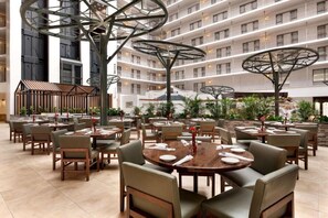 Outdoor dining - The Signature Suites (Irving)
