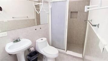 Deluxe Studio, Garden View | Bathroom | Shower, free toiletries, soap, shampoo